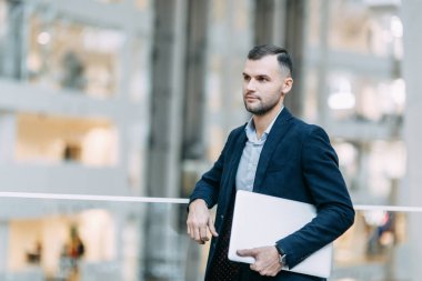 Ofis işi, iş durumu. Dizüstü bilgisayarı olan genç bir iş adamı.. 