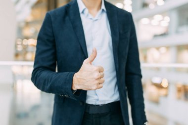 Bir bakışta belli eder, sunum. Ofisteki bir iş adamının elleri.. 