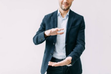 Bir bakışta belli eder, sunum. Ofisteki bir iş adamının elleri.. 