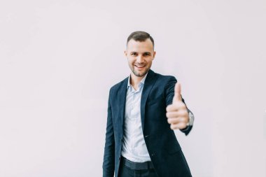 Başarı ve işte şans, saygı. Duyguları olan başarılı genç bir adamın portresi.. 