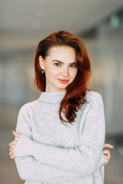 Parlak duygular, gülümseme ve modelin yanan gözleri. İş merkezinde güzel bir kızın portresi.. 