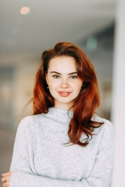 Parlak duygular, gülümseme ve modelin yanan gözleri. İş merkezinde güzel bir kızın portresi.. 