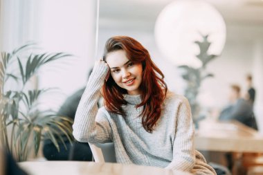 Parlak duygular, gülümseme ve modelin yanan gözleri. İş merkezinde güzel bir kızın portresi.. 