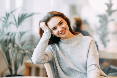 Parlak duygular, gülümseme ve modelin yanan gözleri. İş merkezinde güzel bir kızın portresi.. 