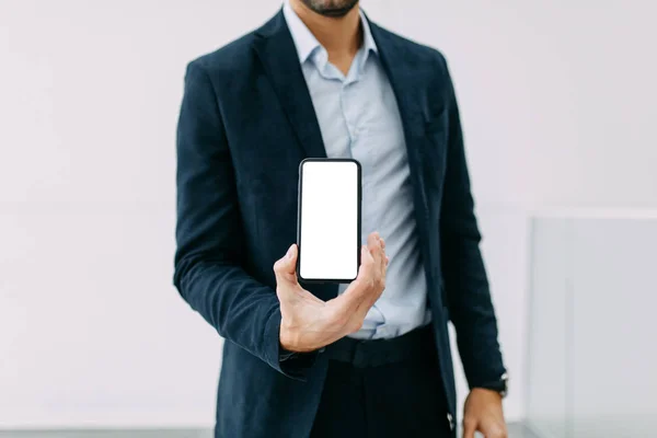 Branco Para Designer Telefone Com Uma Tela Branca Nas Mãos — Fotografia de Stock