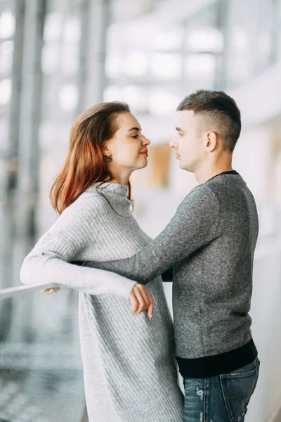 Emoções Brilhantes Risos Pessoas Amorosas Sessão Fotos Casal Shopping — Fotografia de Stock