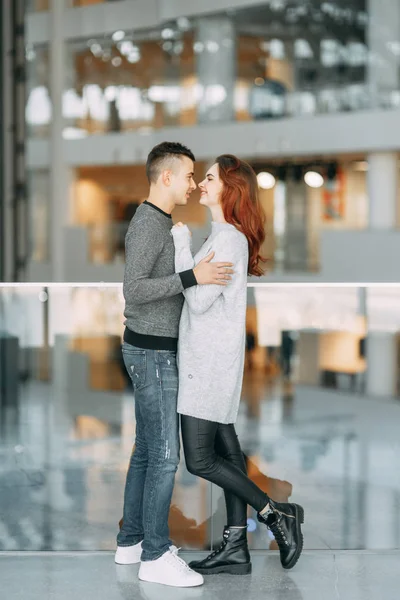 Emoções Brilhantes Risos Pessoas Amorosas Sessão Fotos Casal Shopping — Fotografia de Stock