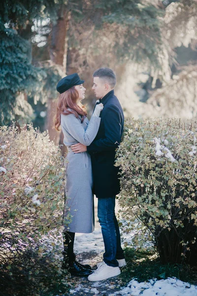 Der Erste Schnee Und Helle Emotionen Der Menschen Spaziergang Des — Stockfoto