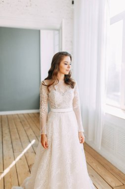 Güzel sanatlar tarzında Avrupa düğünü. Beyaz İç Stüdyoda modern gelin. 