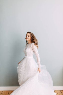 Güzel sanatlar tarzında Avrupa düğünü. Beyaz İç Stüdyoda modern gelin. 