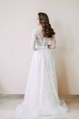 Güzel sanatlar tarzında Avrupa düğünü. Beyaz İç Stüdyoda modern gelin. 