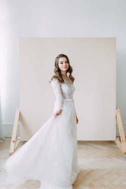 Güzel sanatlar tarzında Avrupa düğünü. Beyaz İç Stüdyoda modern gelin. 