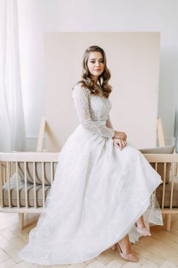 Güzel sanatlar tarzında Avrupa düğünü. Beyaz İç Stüdyoda modern gelin. 