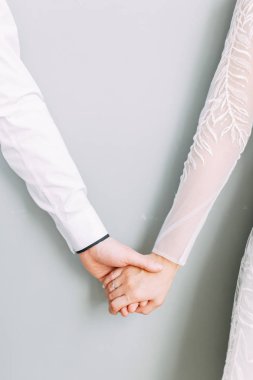 Vücudun mahrem kısımları, olayın atmosferi. Düğün ayakkabıları, elbise ayrıntıları ve eller.. 