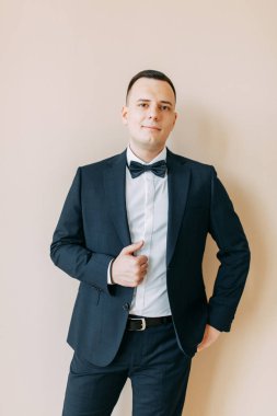  Avrupa usulü düğün. İç Stüdyoda modern damat..