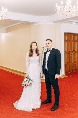 Rusya 'da düğün sarayı. Düğün töreni ve yüzük değişimi.. 