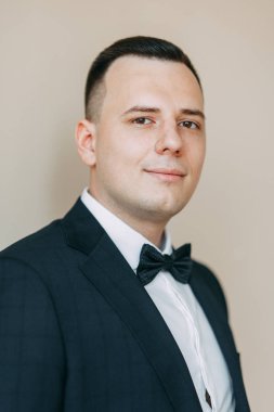  Avrupa usulü düğün. İç Stüdyoda modern damat..