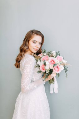 Avrupa tarzında şık bir düğün. Gelinin portresi güzel sanatlar tarzında, beyaz elbise. 