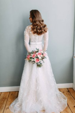 Avrupa tarzında şık bir düğün. Gelinin portresi güzel sanatlar tarzında, beyaz elbise. 