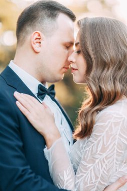 Avrupa tarzında sonbahar düğünü. Park 'ta takım elbiseli, beyaz elbiseli güzel bir çift.. 