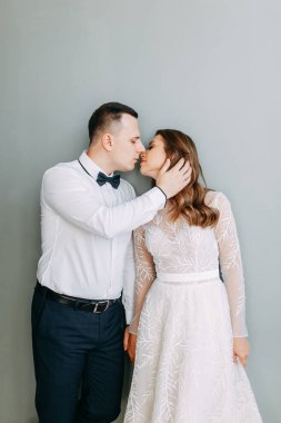 Avrupa tarzında şık bir düğün. Stüdyoda şampanya içen güzel bir çift.. 