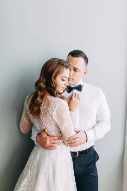 Avrupa tarzında şık bir düğün. Stüdyoda şampanya içen güzel bir çift.. 