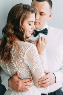 Avrupa tarzında şık bir düğün. Stüdyoda şampanya içen güzel bir çift.. 