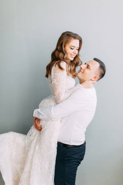 Avrupa tarzında şık bir düğün. Stüdyoda şampanya içen güzel bir çift.. 