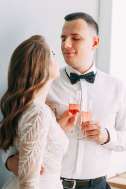 Avrupa tarzında şık bir düğün. Stüdyoda şampanya içen güzel bir çift.. 