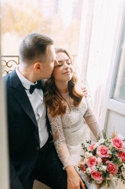  Avrupa tarzında şık bir düğün. Güzel Apara büyük bir pencerede oturuyor..