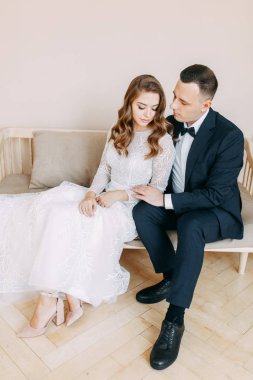  Avrupa tarzında şık bir düğün. Güzel Apara büyük bir pencerede oturuyor..