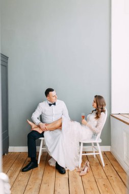  Avrupa tarzında şık bir düğün. Güzel Apara büyük bir pencerede oturuyor..