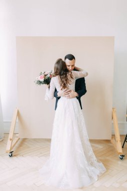 Avrupa tarzında şık bir tören. Stüdyoda güzel bir çift.. 