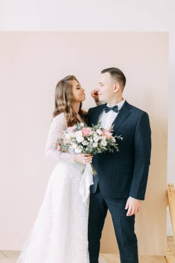 Avrupa tarzında şık bir tören. Stüdyoda güzel bir çift.. 