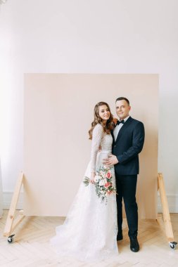 Avrupa tarzında şık bir tören. Stüdyoda güzel bir çift.. 