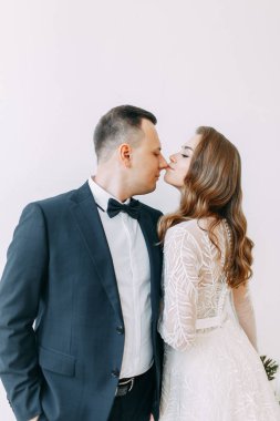 Avrupa tarzında şık bir tören. Stüdyoda güzel bir çift.. 