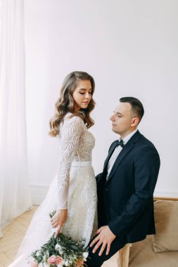 Avrupa tarzında şık bir tören. Stüdyoda güzel bir çift.. 