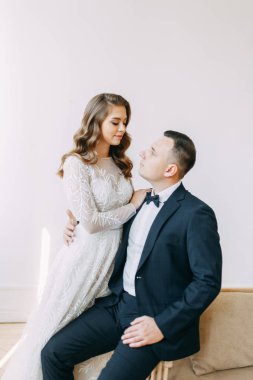 Avrupa tarzında şık bir tören. Stüdyoda güzel bir çift.. 