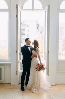 Avrupa tarzında şık bir tören. Stüdyoda güzel bir çift.. 