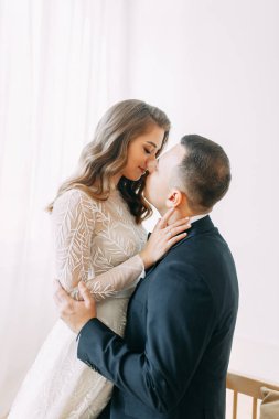 Avrupa tarzında şık bir tören. Stüdyoda güzel bir çift.. 