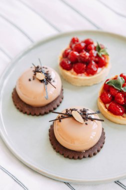 Düğün töreninde tatlılar. Gelin elinde pasta tutuyor.. 