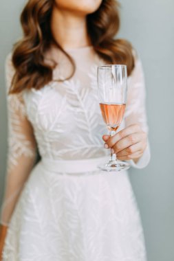 Düğün töreninde tatlılar. Gelin elinde pasta tutuyor.. 