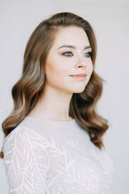 Gelinlik iç stüdyoda. Beyaz arka planda gelinin portresi. 