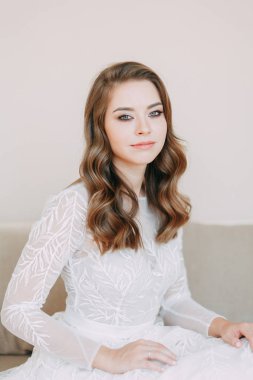 Gelinlik iç stüdyoda. Beyaz arka planda gelinin portresi. 