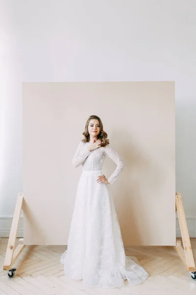 欧洲婚礼的艺术风格 白色室内工作室的现代新娘 — 图库照片