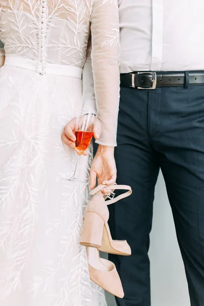 Partes Íntimas Corpo Atmosfera Ocasião Sapatos Casamento Detalhes Vestido Mãos — Fotografia de Stock
