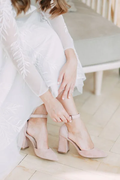 Partes Íntimas Corpo Atmosfera Ocasião Sapatos Casamento Detalhes Vestido Mãos — Fotografia de Stock