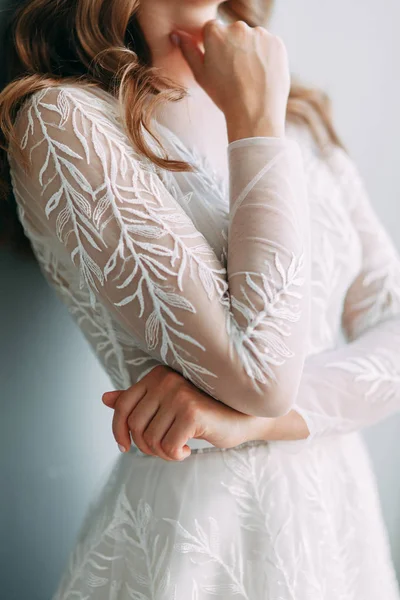 身体の親密な部分は 機会の雰囲気 ウェディングシューズ ドレスの詳細と手 — ストック写真