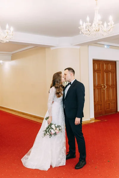 Rusya Düğün Sarayı Düğün Töreni Yüzük Değişimi — Stok fotoğraf