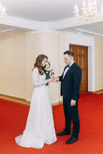 Rusya Düğün Sarayı Düğün Töreni Yüzük Değişimi — Stok fotoğraf